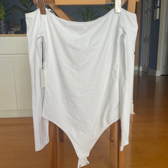 NWT Babaton off the should bodysuit - Picture 4 of 4